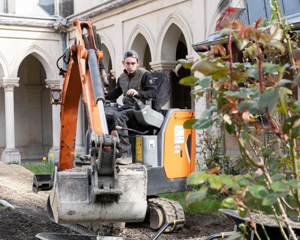 Mattéo sur la pelleteuse