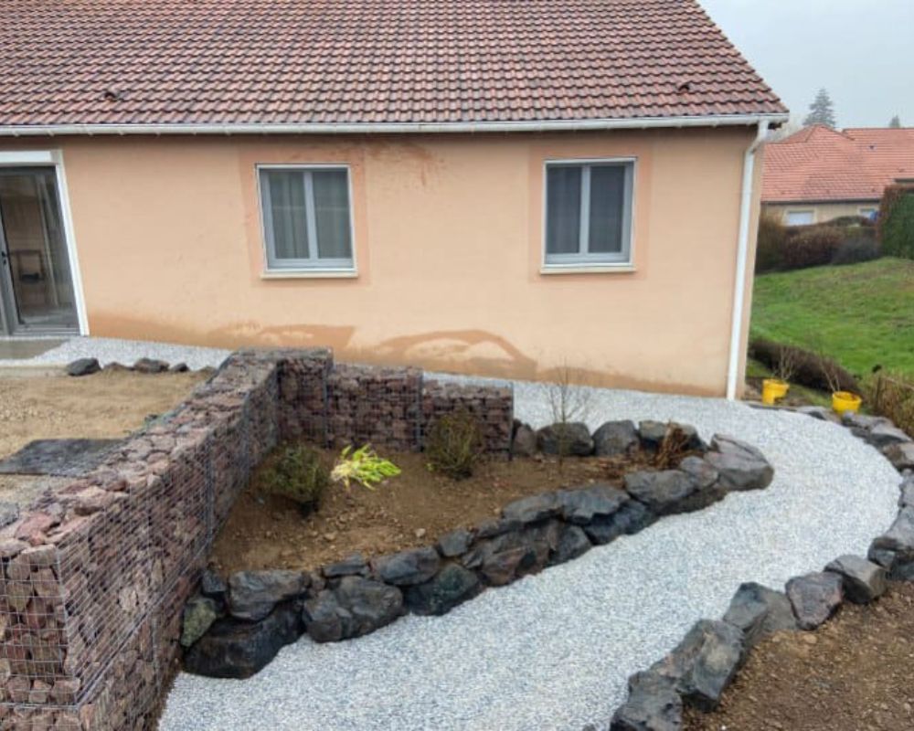 Enrochement d'une allée en alvéoles et planation