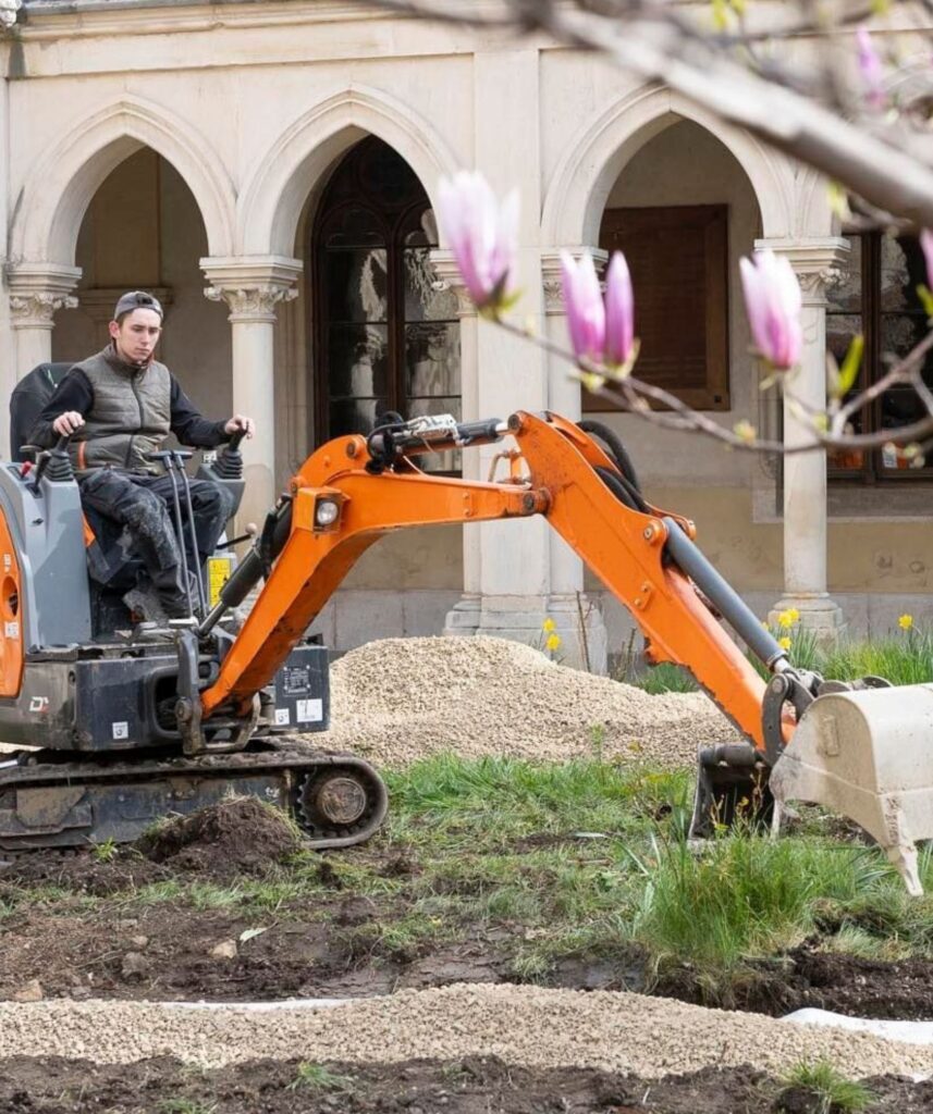 Mattéo sur un tracto-pelle